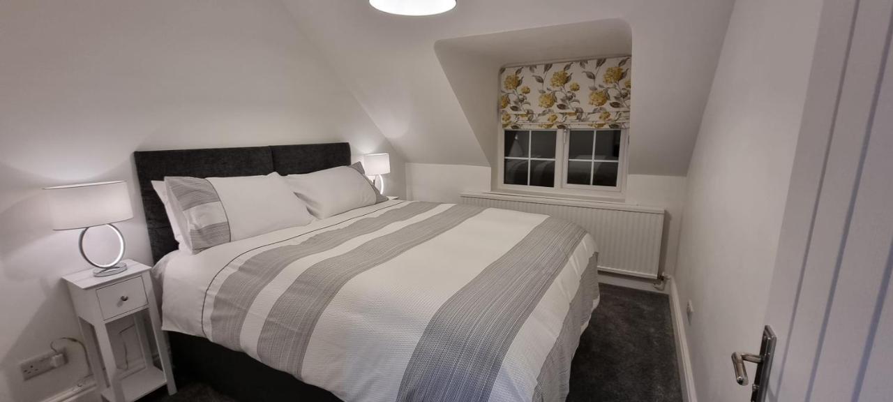 Modern And Spacious 2 Bedroom Apartment With Free Parking Glyn Ceiriog Luaran gambar