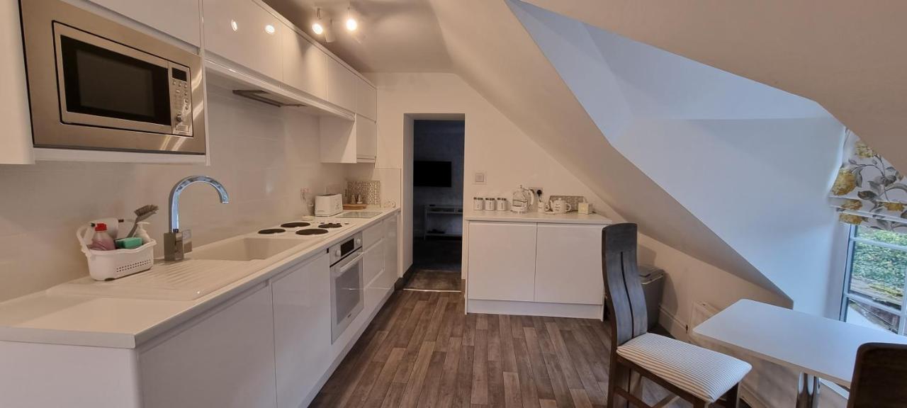 Modern And Spacious 2 Bedroom Apartment With Free Parking Glyn Ceiriog Luaran gambar
