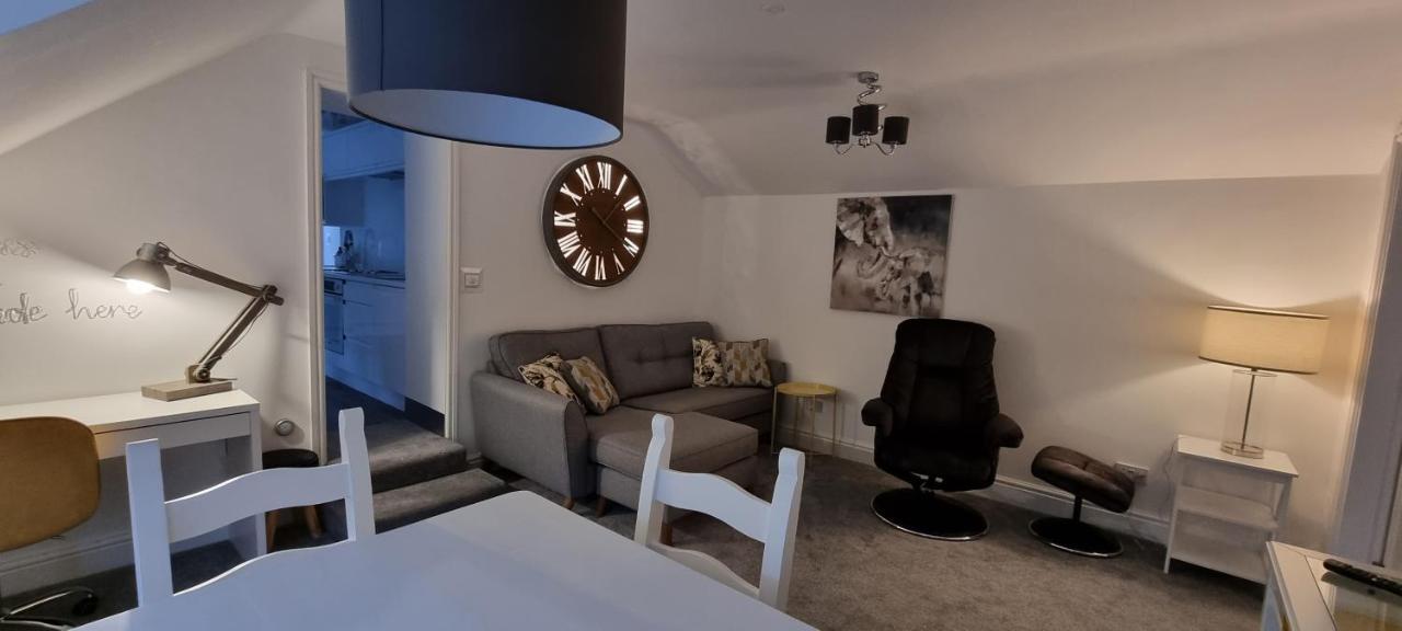 Modern And Spacious 2 Bedroom Apartment With Free Parking Glyn Ceiriog Luaran gambar
