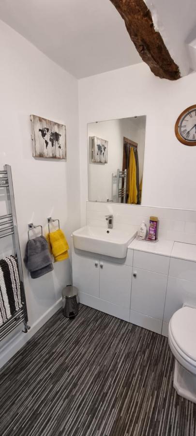 Modern And Spacious 2 Bedroom Apartment With Free Parking Glyn Ceiriog Luaran gambar