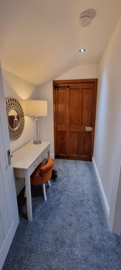 Modern And Spacious 2 Bedroom Apartment With Free Parking Glyn Ceiriog Luaran gambar