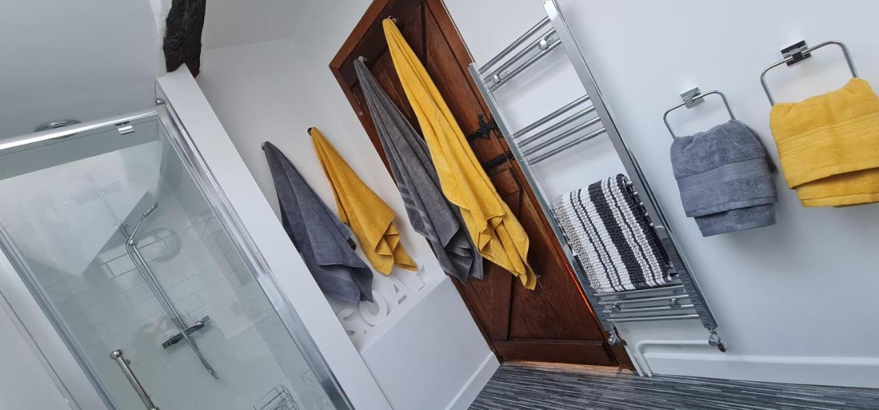 Modern And Spacious 2 Bedroom Apartment With Free Parking Glyn Ceiriog Luaran gambar