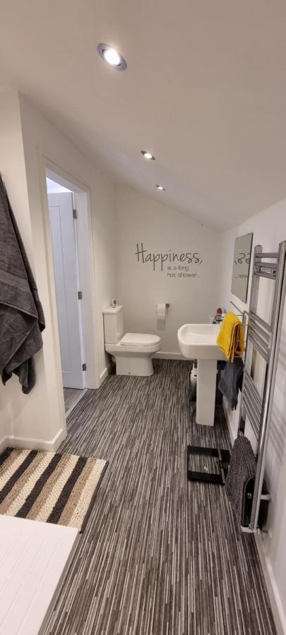Modern And Spacious 2 Bedroom Apartment With Free Parking Glyn Ceiriog Luaran gambar