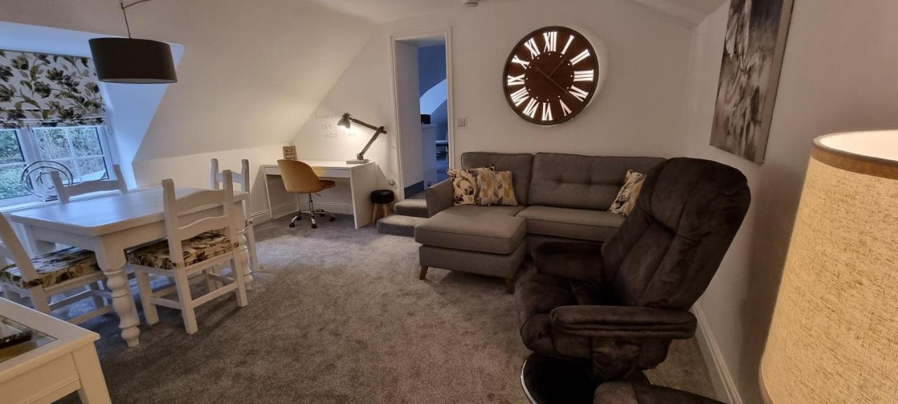 Modern And Spacious 2 Bedroom Apartment With Free Parking Glyn Ceiriog Luaran gambar