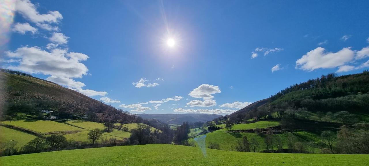 Modern And Spacious 2 Bedroom Apartment With Free Parking Glyn Ceiriog Luaran gambar