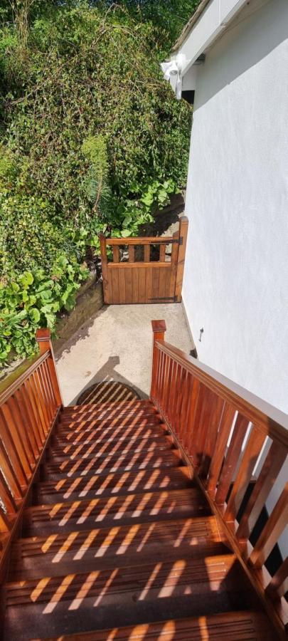 Modern And Spacious 2 Bedroom Apartment With Free Parking Glyn Ceiriog Luaran gambar