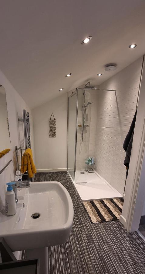 Modern And Spacious 2 Bedroom Apartment With Free Parking Glyn Ceiriog Luaran gambar