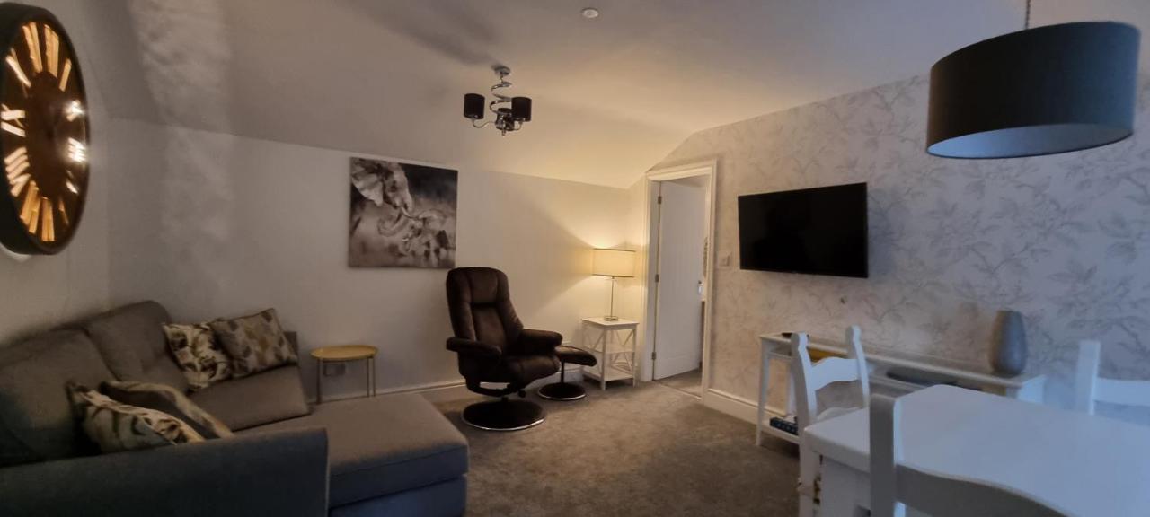 Modern And Spacious 2 Bedroom Apartment With Free Parking Glyn Ceiriog Luaran gambar