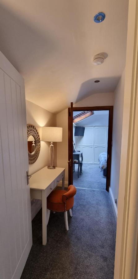 Modern And Spacious 2 Bedroom Apartment With Free Parking Glyn Ceiriog Luaran gambar