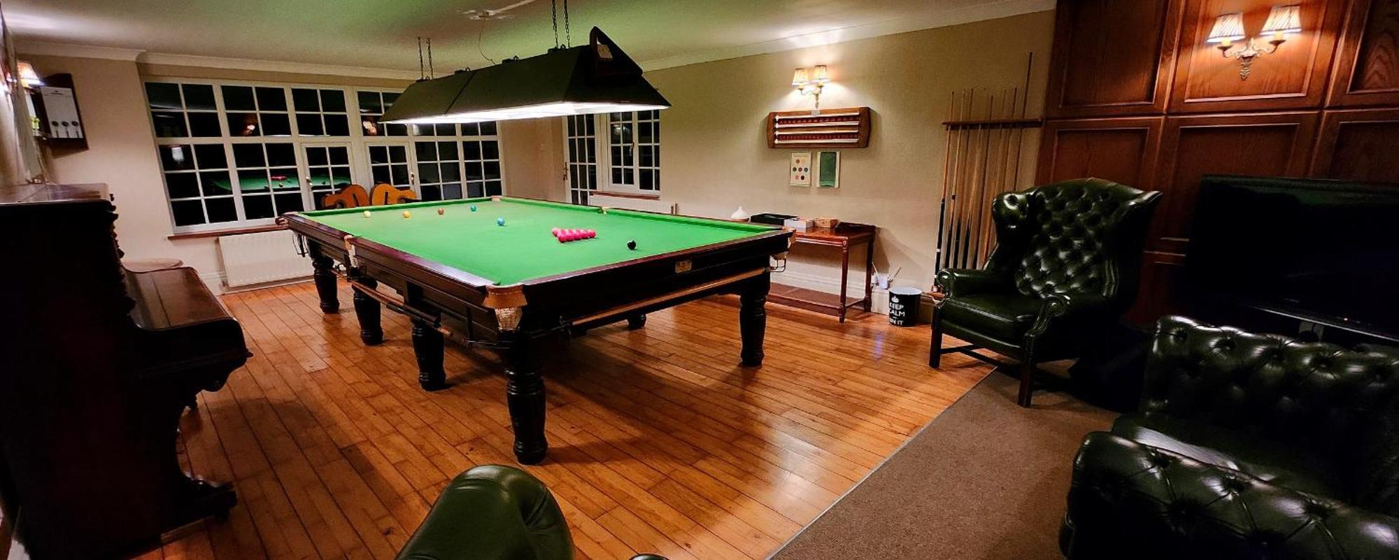 Modern And Spacious 2 Bedroom Apartment With Free Parking Glyn Ceiriog Luaran gambar